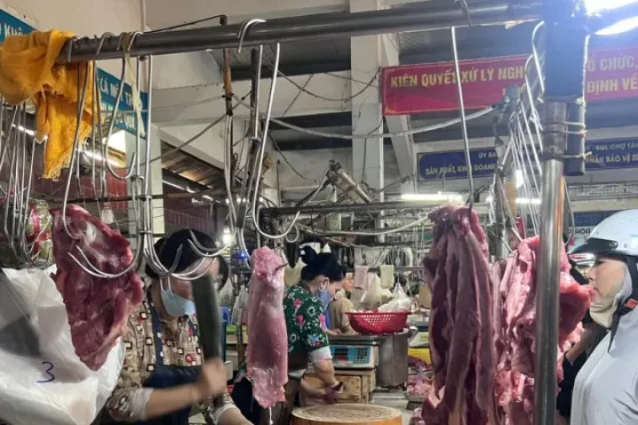 Nghịch lý thịt heo: Giá đến tay bà nội trợ cao gấp 4 lần khi xuất chuồng
