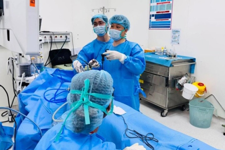 Uống nước lá cây để tan sỏi thận, nam thanh niên 'nuôi' khối sỏi san hô khổng lồ