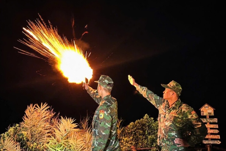 Đồn Biên phòng Cô Tô phát tín hiệu pháo hiệu cảnh báo, phối hợp cùng chính quyền rà soát, kiểm đếm phương tiện. Ảnh: Thu Báu