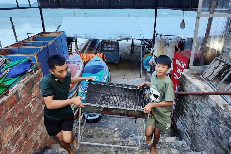 Người dân ở bãi biển Hồng Vàn, đặc khu Cô Tô thu dọn tài sản trước khi bão về. Ảnh: Thu Báu