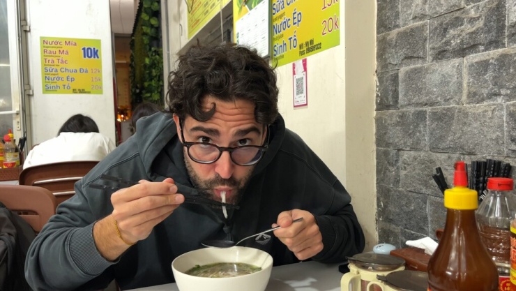 Alessandro Perasso, 31 tuổi, du khách Italy đang ăn phở tại một quán ăn ở Đà Nẵng, tháng 6/2026. Ảnh: Nhân vật cung cấp