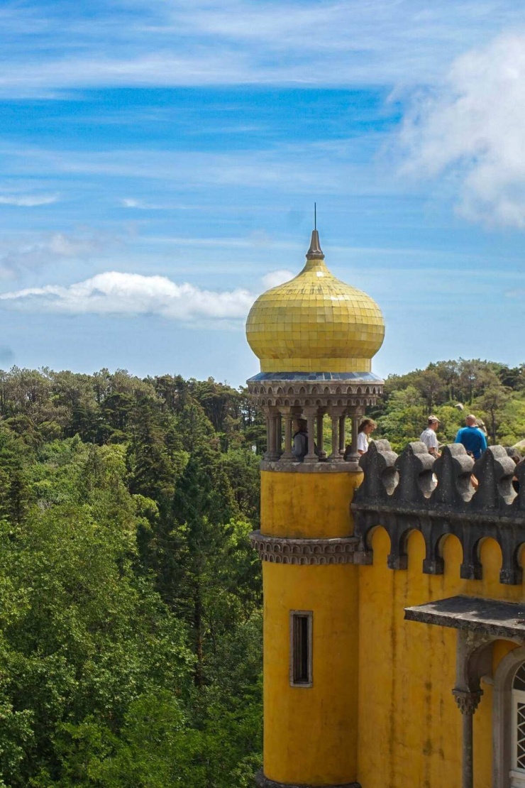 Cung điện Pena, công trình nằm trên đỉnh núi được xây dựng từ thế kỷ XIX cho Nữ hoàng Maria II, là một trong những điểm đến nổi tiếng nhất tại Sintra. Công trình này được cải tạo từ một tu viện có từ thế kỷ XVI, kết hợp với các chi tiết kiến trúc pháo đài thời trung cổ. Trong khuôn viên lâu đài, Vua Ferdinand II - chồng Nữ hoàng Maria II - cho xây dựng Parque da Pena (Công viên Pena), hệ thống vườn và đường đi bộ quy tụ hơn 2.000 loài thực vật bản địa và ngoại lai.