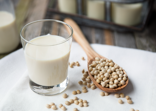 Sữa đậu nành là thức uống thực vật giàu dinh dưỡng, nổi bật với hàm lượng protein cao cùng nhiều khoáng chất như magie, sắt và kali.