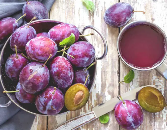 Nước ép mận khô không chỉ cung cấp magie mà còn nổi tiếng với khả năng hỗ trợ hệ tiêu hóa.