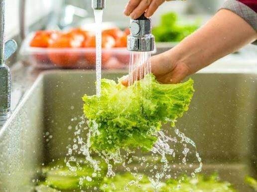 Cách giảm dư lượng thuốc trừ sâu khi chế biến rau quả là rửa dưới vòi nước chảy.