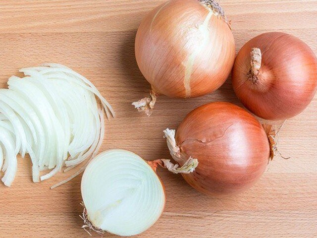 Hành tây được bao bọc bởi nhiều lớp vỏ khô bên ngoài. Những lớp này thường được bóc bỏ hoàn toàn trước khi chế biến, góp phần làm giảm nguy cơ tiếp xúc với dư lượng thuốc bảo vệ thực vật.