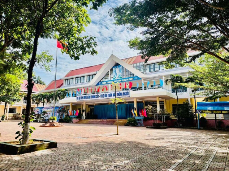 Khuôn viên trường THPT Buôn Ma Thuột - một trong những trường được bổ sung chỉ tiêu lớp 10 công lập. Ảnh: Fanpage trường