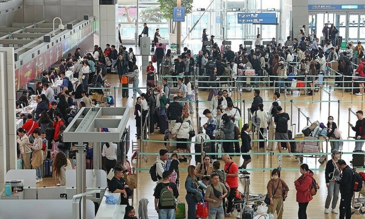 Khách làm thủ tục tại sân bay quốc tế Incheon. Ảnh: Yonhap