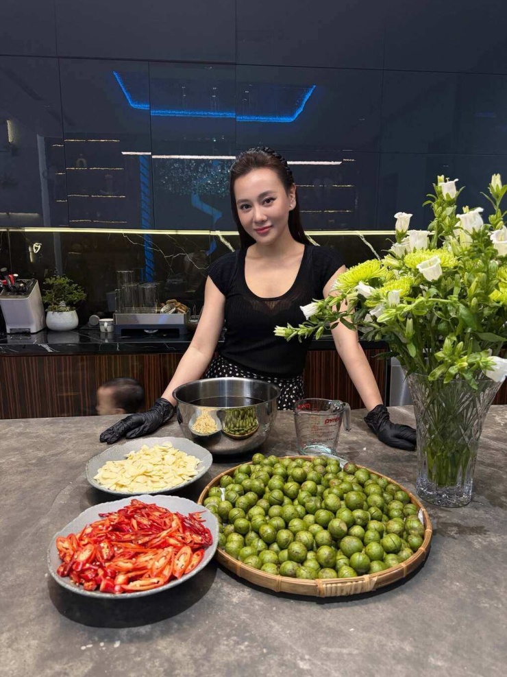 Phương Oanh trong căn bếp quen thuộc của gia đình.