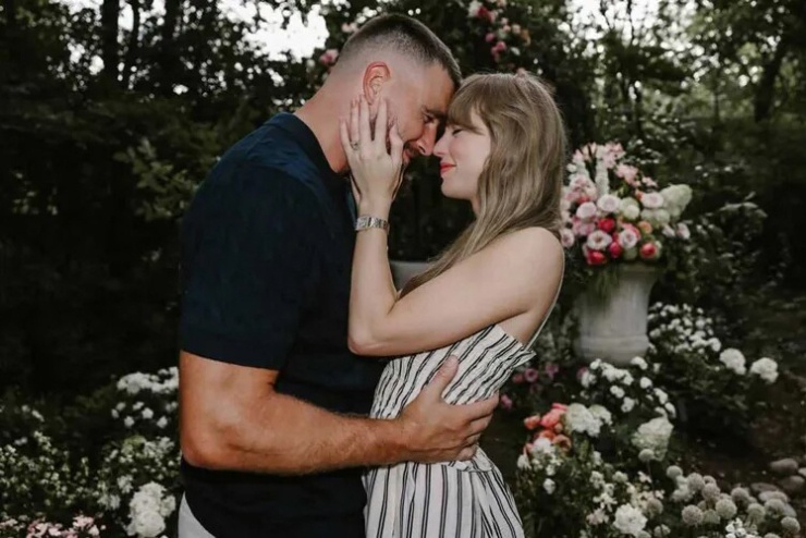 Taylor và Travis trong lễ cầu hôn năm ngoái. Ảnh: Instagram