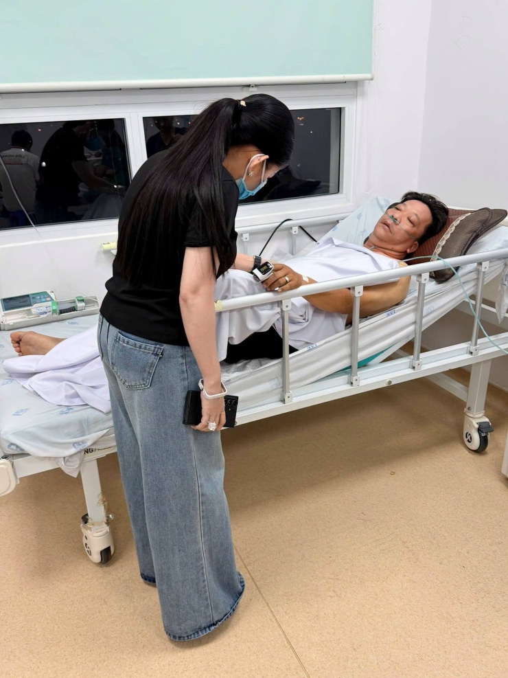 Nghệ sĩ Bình Tinh vào thăm nghệ sĩ Minh Hòa. Ảnh được chụp trước khi tình trạng của ông chuyển biến xấu. Ảnh: NVCC