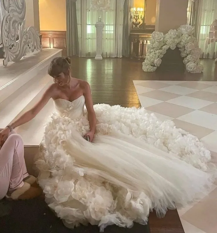 Taylor Swift diện đầm cưới của Nicole + Felicia trong MV "Bet You Think About Me" năm 2021. Theo Pagesix, thiết kế là một trong những trang phục được chuẩn bị cho đám cưới. Ảnh: Instagram Taylor Swift