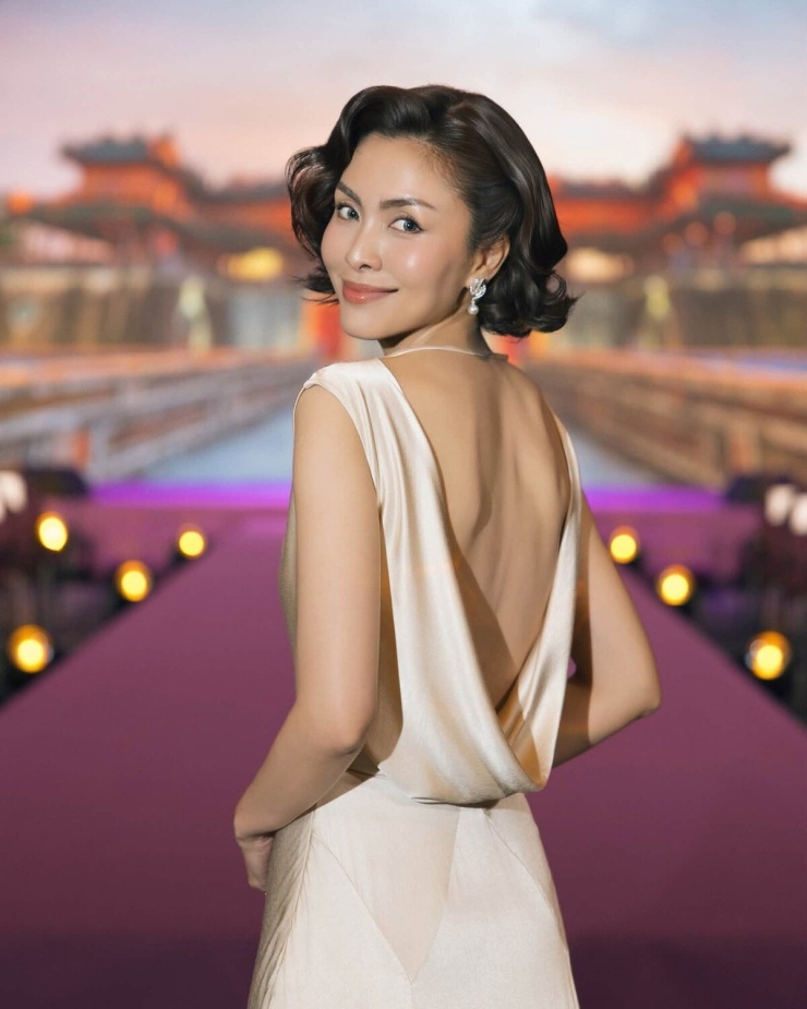 Tăng Thanh Hà tạo dáng với đầm hở lưng. Ngoài bộ đầm này, Đỗ Mạnh Cường còn thiết kế cho cô nhiều trang phục trong phim Hoàng hậu cuối cùng.