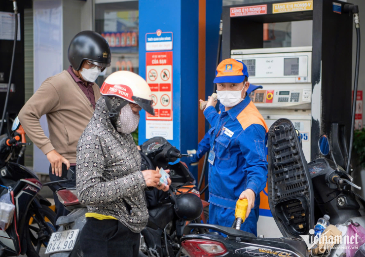 Khoảng 924 triệu lít xăng E10 đã được tiêu thụ trong tháng 6. Ảnh: Tuấn Hùng