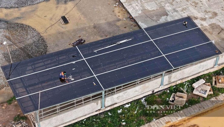 Một số nhà chức năng cũng được lắp trần kính, việc làm này có thể giúp các toà nhà có thể lấy ánh sáng ngoài trời, đồng thời tạo nên một bến xe hiện đại, bắt kịp xu thế.