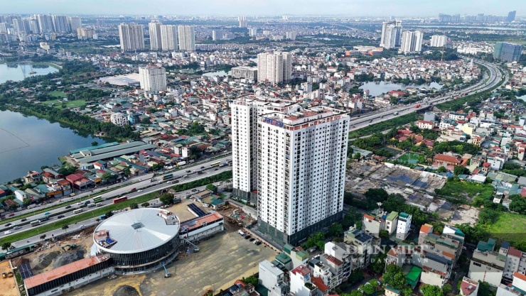 Dự án bến xe Yên Sở được khởi công vào quý II/2025 với diện tích xây dựng là 3.445m2; tổng diện tích sàn 14.534m2; chiều cao công trình là 19,2m. Công trình gồm 4 tầng (3 tầng nổi, 1 tầng hầm), trong đó tầng hầm rộng 5.000m2.