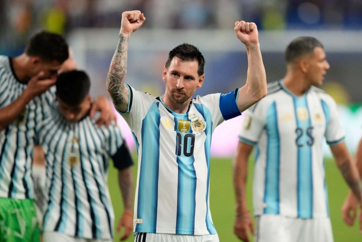 Lionel Messi sớm giúp Argentina vượt lên dẫn trước bằng một pha xử lý đẳng cấp.&nbsp;Ảnh: AP.