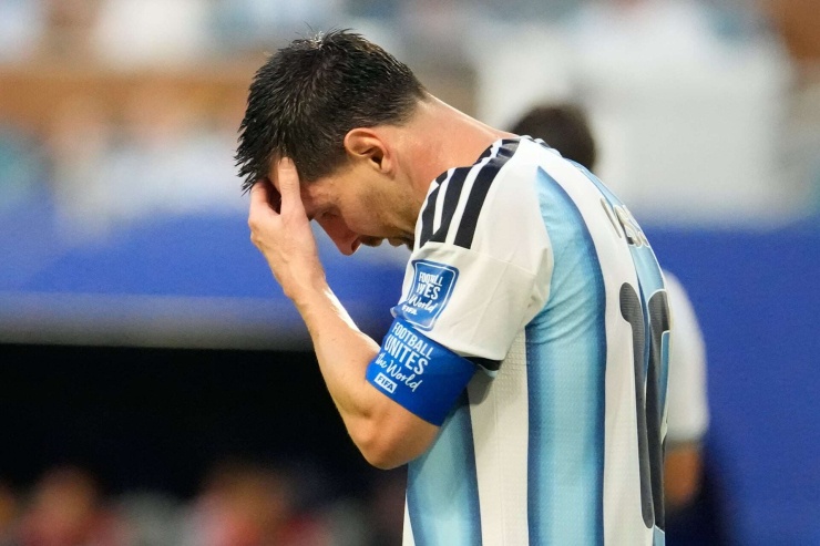 Mọi thứ càng trở nên đáng lo cho Argentina khi các pha dứt điểm sau đó của Messi lần lượt bị thủ môn Vozinha cản phá.&nbsp;Ảnh: AP.