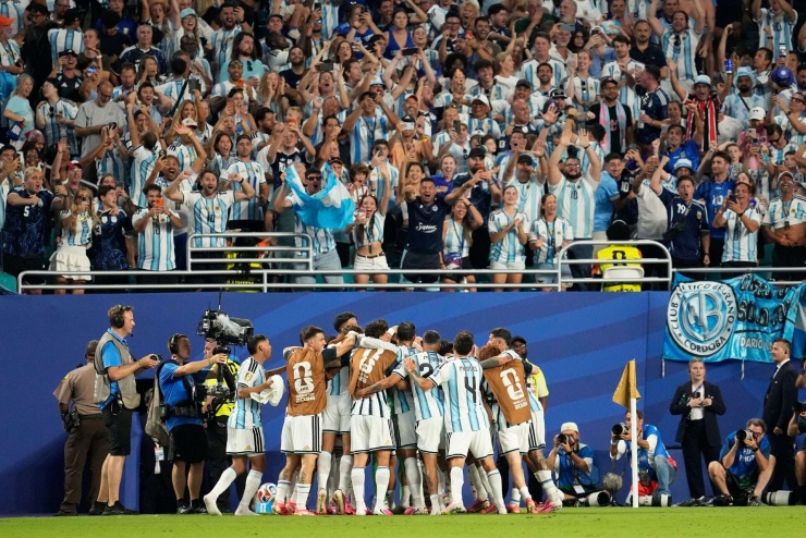 Nhưng rồi Argentina cũng có được bàn ấn định 3-2 ở những phút hiệp phụ thứ 2.&nbsp;Ảnh: AP.