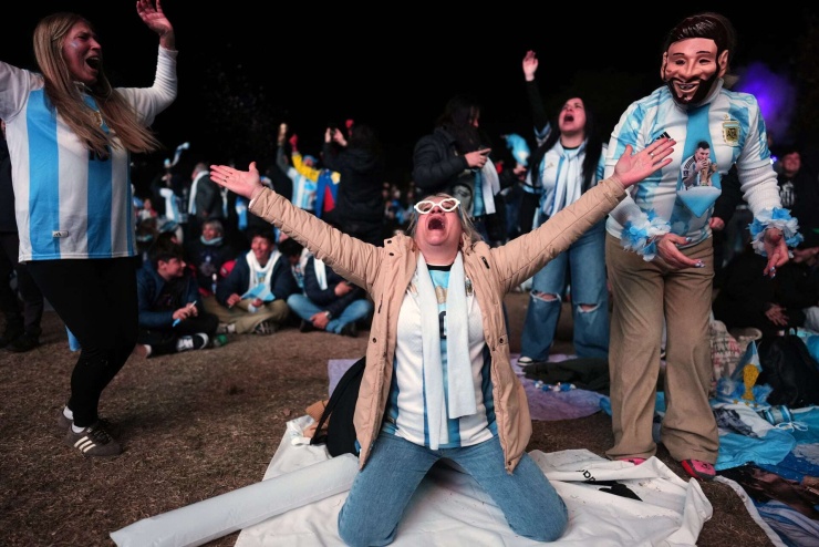 Các CĐV Argentina ở quê nhà vỡ oà trong sung sướng.&nbsp;Ảnh: AP.