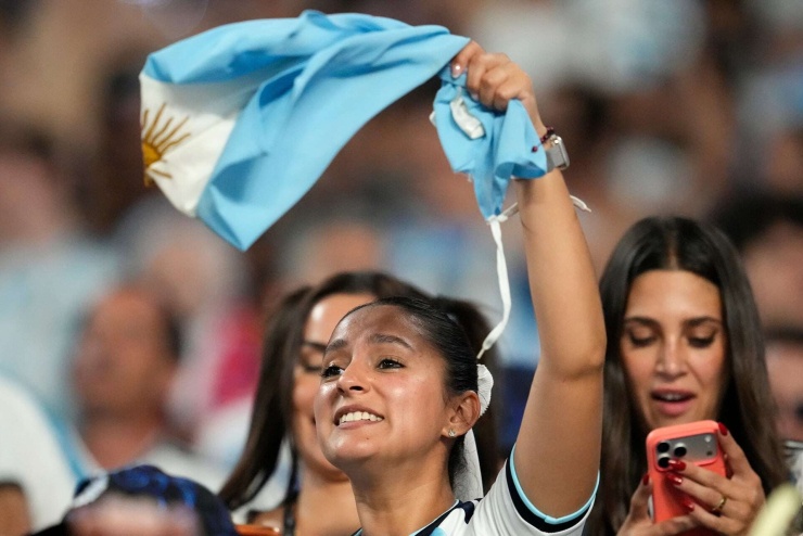 Chùm ảnh: CĐV Argentina lo âu rồi vỡ oà khi Messi và đồng đội thắng nghẹt thở Cape Verde - 11