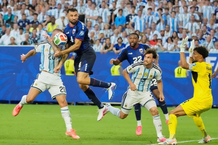 Trận tranh chấp trước khung thành ở vòng 1/16 World Cup 2026 ngày 3/7. Ảnh: AP