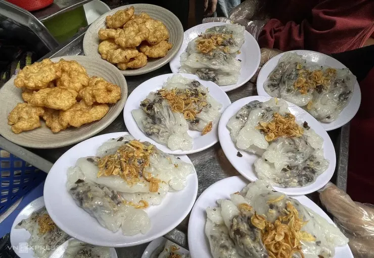 Món bánh cuốn chả mực Gốc Bàng. Ảnh: Tâm Anh