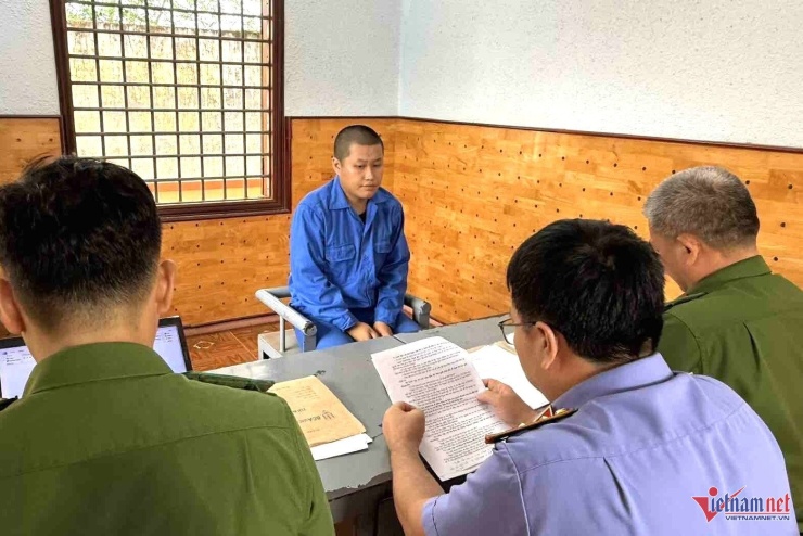 Phan Bá Ngọc tại cơ quan công an. Ảnh: SĐ