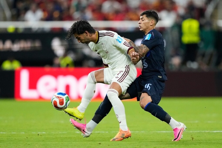 Ferran Torres tranh chấp bóng với Mathias Olivera trong trận Uruguay gặp Tây Ban Nha ở lượt cuối bảng H World Cup 2026 ngày 26/6. Ảnh: AP