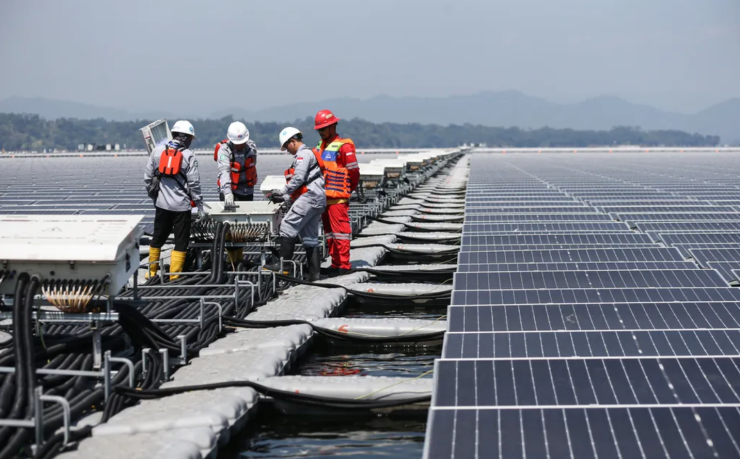 Những tấm pin mặt trời khổng lồ trên hồ Cirata, Indonesia được ca ngợi là biểu tượng năng lượng xanh, nhưng với ngư dân địa phương, chúng là bản án xóa sổ cả một đời sinh kế. Ảnh: Kompas