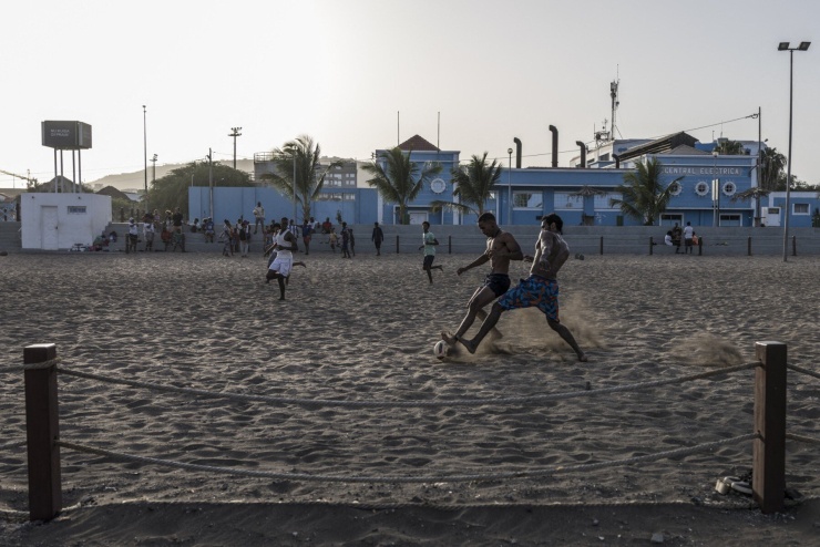 Người dân Cape Verde chơi bóng đá trên bãi biển Gamboa, thủ đô Praia ngày 19/5. Ảnh: AFP