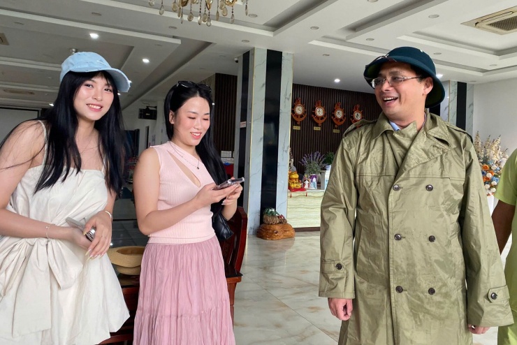 Ông Nguyễn Danh Hà, Chủ tịch UBND Đặc khu Cô Tô thăm hỏi động viên các du khách lưu trú trên đảo. Ảnh: Đ.X
