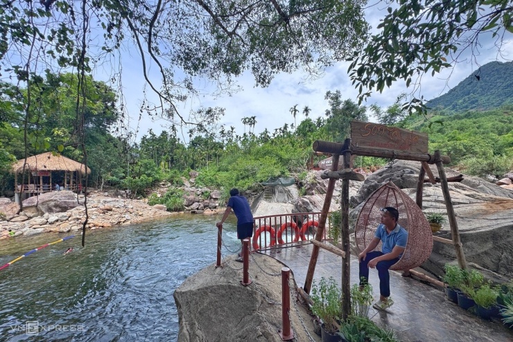 Du khách, người dân giải nhiệt mùa hè dưới chân thác Lụa - 5