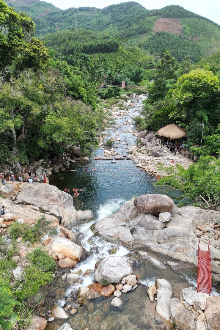 Du khách, người dân giải nhiệt mùa hè dưới chân thác Lụa - 7
