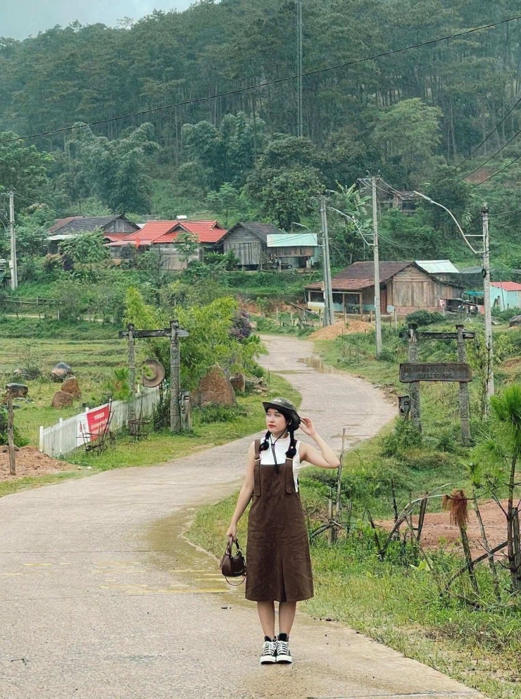 Lê Quỳnh Nhi check in tại Làng văn hóa cộng đồng Kon Pring. (Ảnh: FBNV)