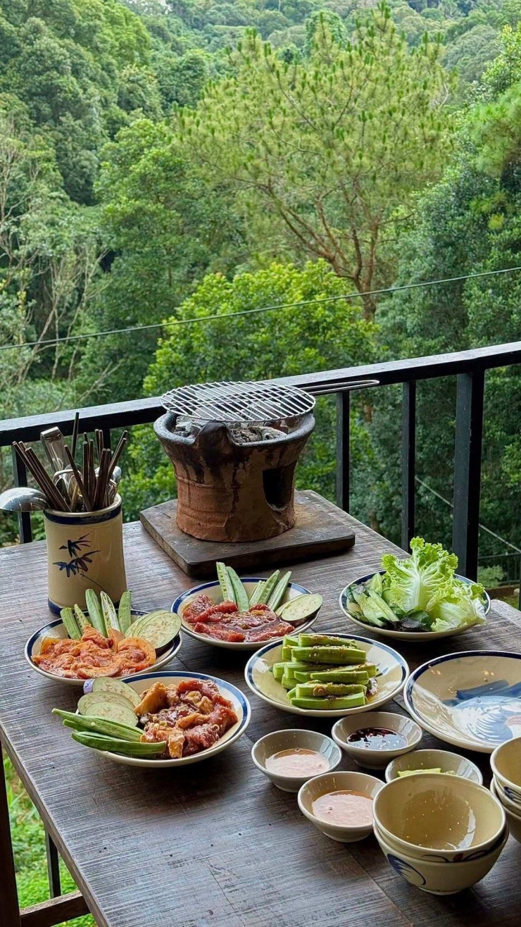 Góc ngồi thưởng thức đồ ăn cực chill được du khách đến từ Hà Nội check in. (Ảnh: FBNV)