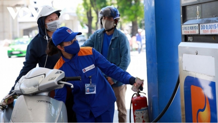 Giá xăng dầu đã giảm, nhưng giá nhiều mặt hàng, dịch vụ vẫn ở mức cao (Ảnh minh họa)