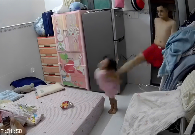 Nguyễn Hiền Phúc dùng chân đạp bé D. Ảnh cắt từ clip