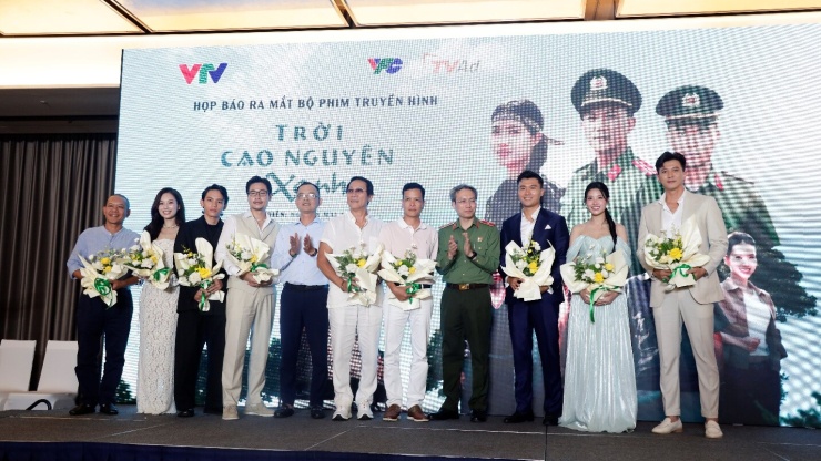Dàn diễn viên phim "Trời cao nguyên xanh" tại buổi họp báo