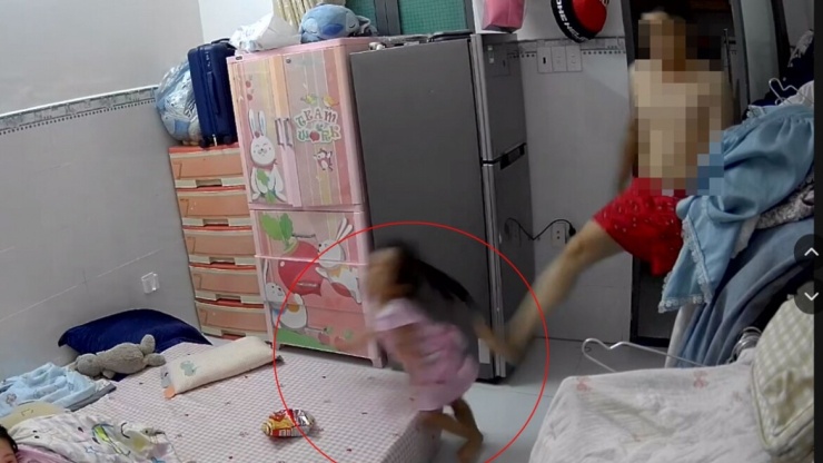 Cảnh Phúc đạp bé D (ảnh cắt từ video chia sẻ MXH)