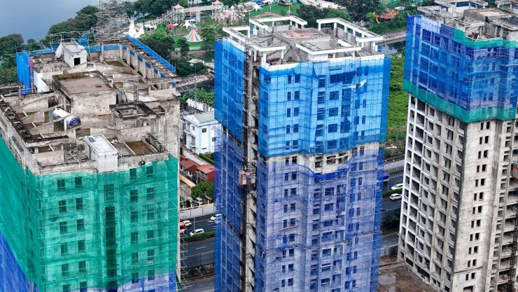 Đến nay, các toà nhà A2, A3, A4 tiếp tục được chỉnh trang, hoàn thiện. Nhìn từ bên ngoài có thể thấy, việc sơn phủ chống thấm đã sắp hoàn thiện.