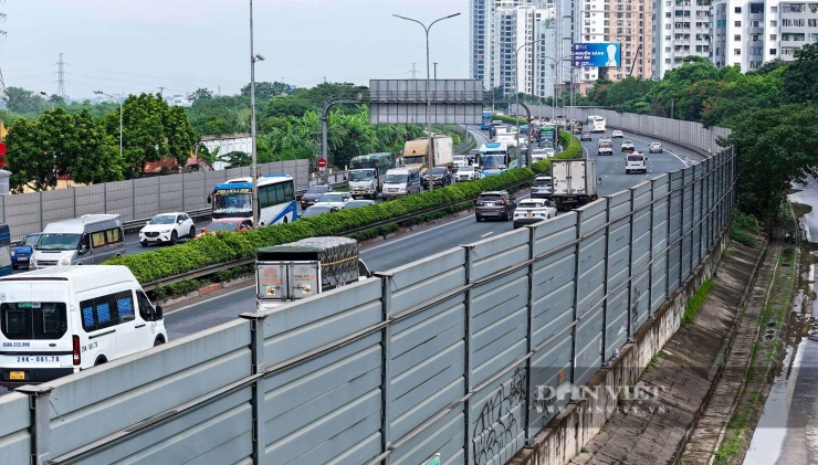 Đơn vị chức năng cũng đã lắp đặt các tấm vách chống ồn dài hàng trăm mét tại các toà nhà này.