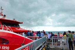 Đưa hàng nghìn người từ đảo vào bờ tránh bão Maysak