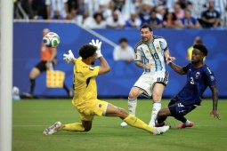 Dân mạng nói gì về Messi và Vozinha sau trận "không thể tin nổi" giữa Argentina và Cape Verde?
