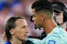 Khoảnh khắc Ronaldo ôm Luka Modric gây sốt
