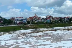 Công an vào cuộc vụ bọt trắng xoá như băng trên sông Kỳ Cùng