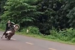 Xử lý nam thiếu niên ở Đồng Nai "bốc đầu" xe máy để thể hiện bản thân