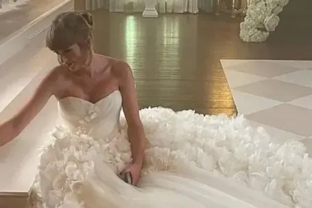 Taylor Swift diện đầm cưới Dior trong hôn lễ