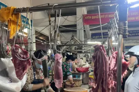Nghịch lý thịt heo: Giá đến tay bà nội trợ cao gấp 4 lần khi xuất chuồng