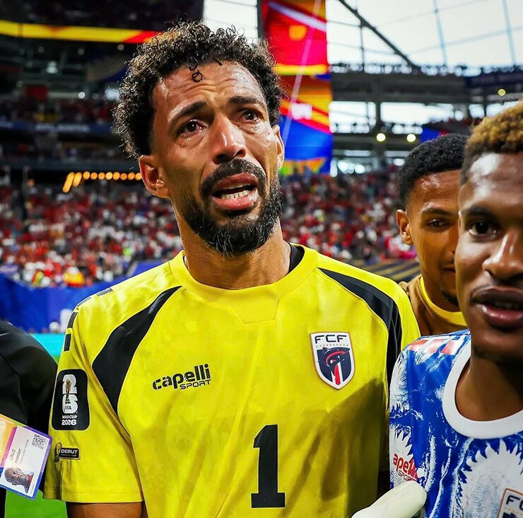 Nhiều cổ động viên Cape Verde đòi dựng tượng thủ môn Vozinha tại quê nhà.